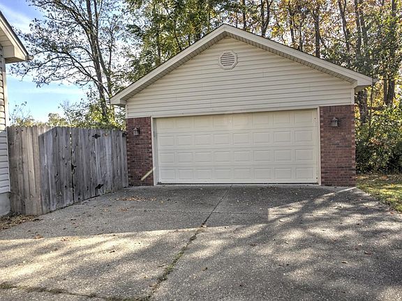3rd image of 7821 Alyssum Dr