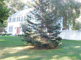 6 Chambord Ct, Shoreham, NY 11786