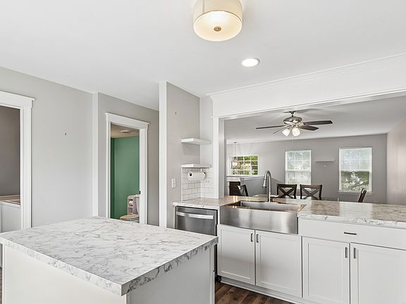 5th image of 845 Essex Cir