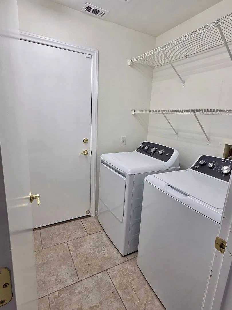 Stallion Mountain Single story Gated Community 3 bedroom for Rent — Photo 2