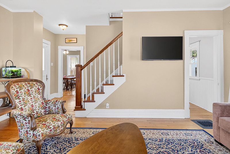 5th image of 409 Riverside Avenue