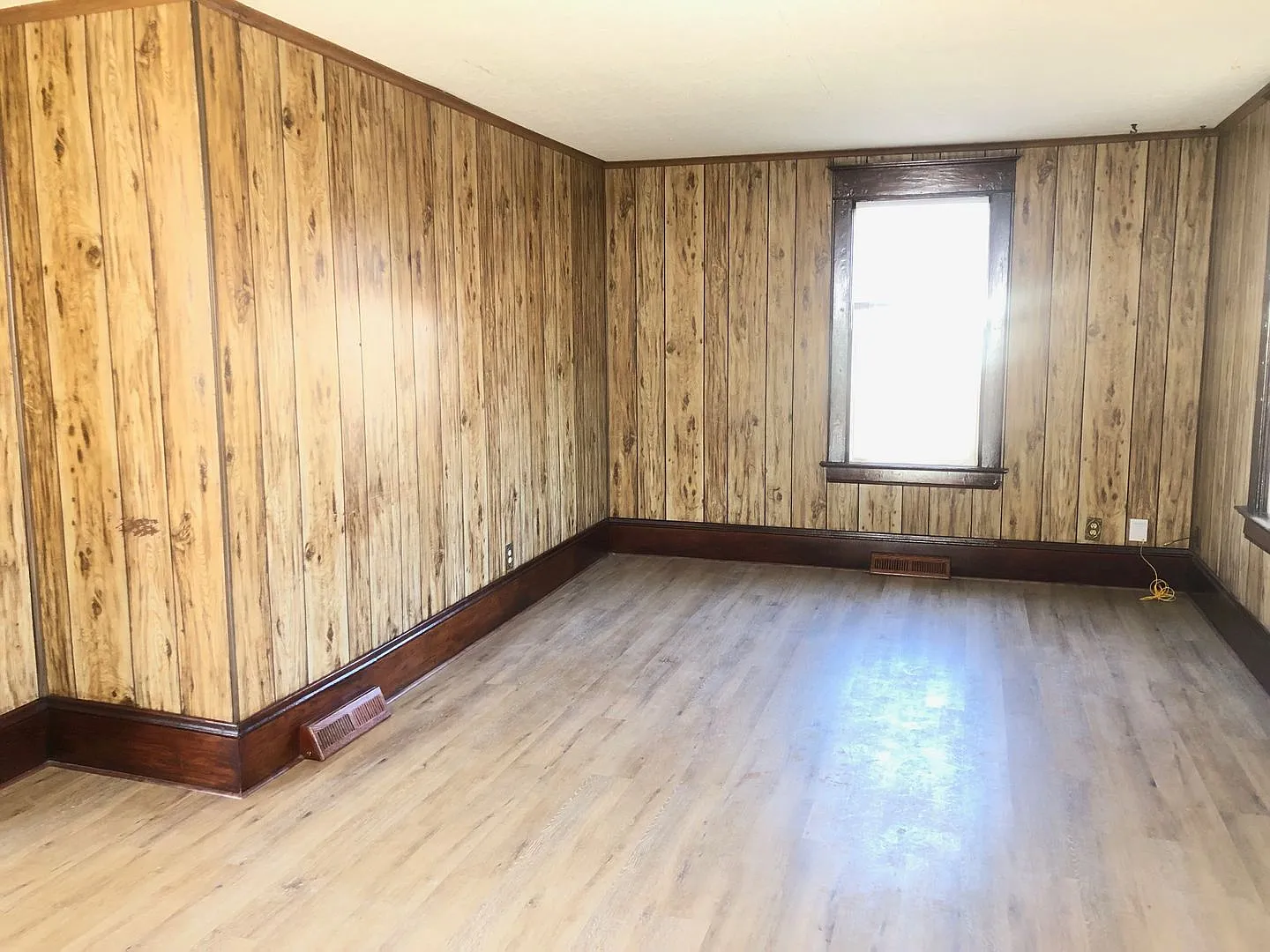Attractive, recently remodeled, 2BR home in Bloomington. Central air and dog friendly — Photo 4