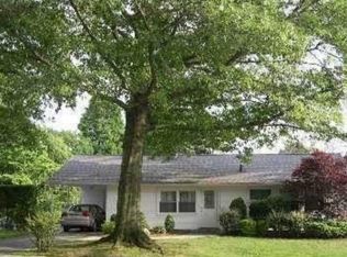 1 Robert St, Syosset, NY 11791