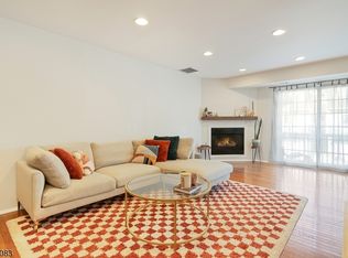 33 Garden Ct, Succasunna, NJ 07876
