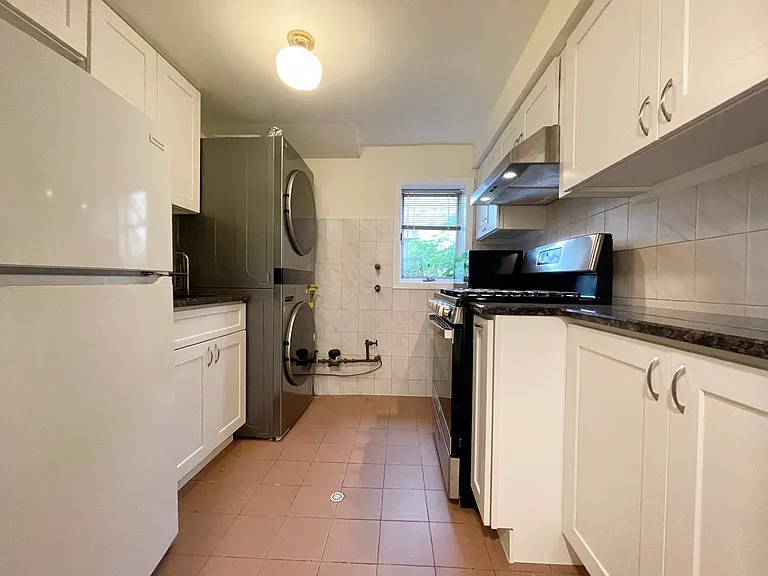 488 Walnut St #1 — Photo 1