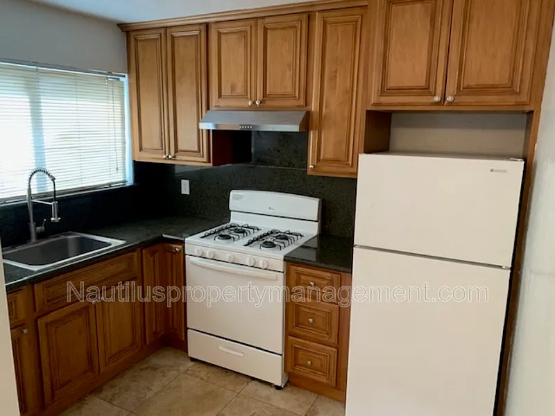 1 bed, 1.0 bath, 425 sqft, $2,100 — Photo 2