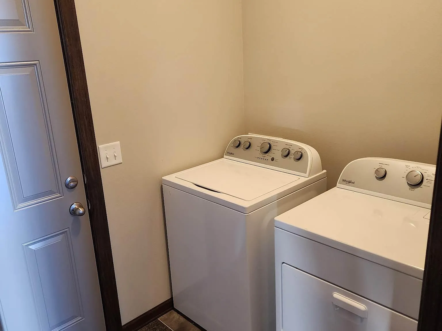 3 bed, 2.5 bath, 1719 sqft, $2,100 — Photo 4