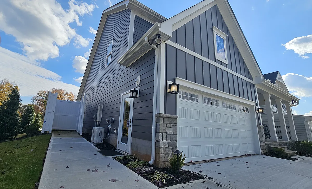 Building Photo - 1009 Horse Whisper Run