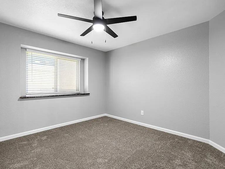 Redwood Cove Apartments — Photo 13
