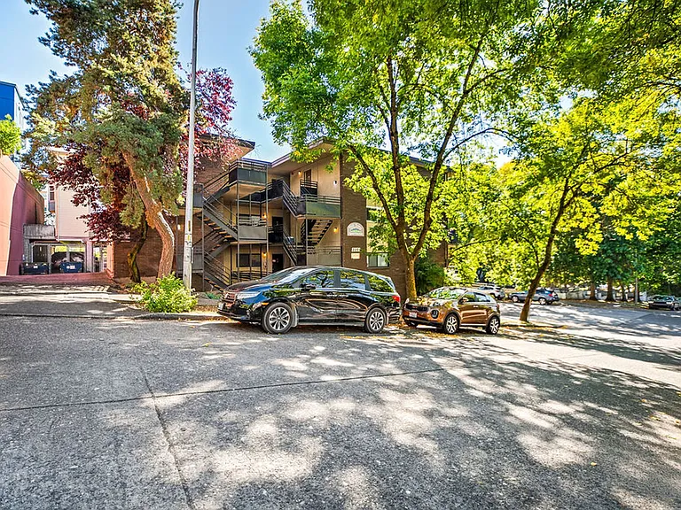 Hill Town Apartments — Photo 7