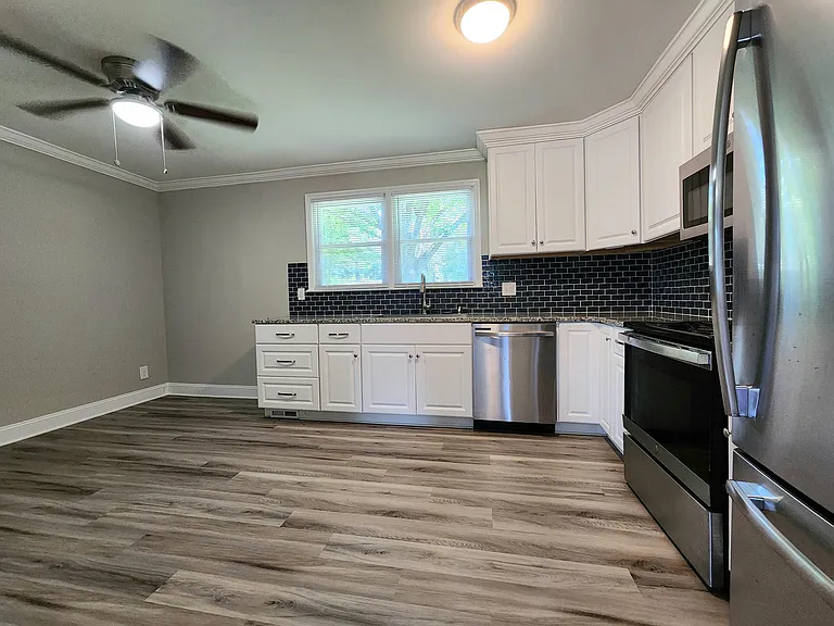 445 Summerland Dr — Photo 4