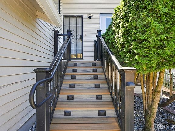 3rd image of 1011 N 28th Place