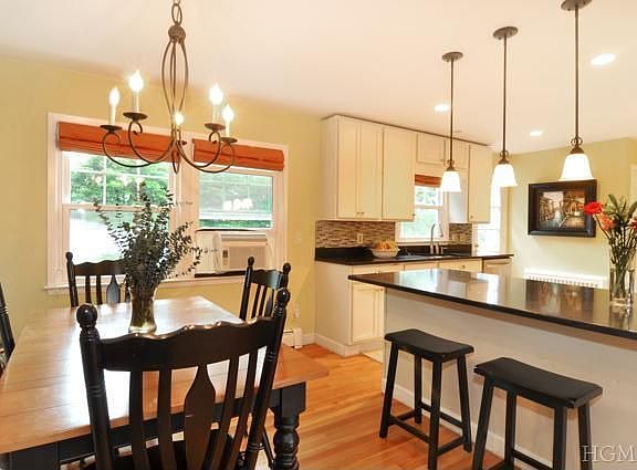 4th image of 8 Nancy Ln