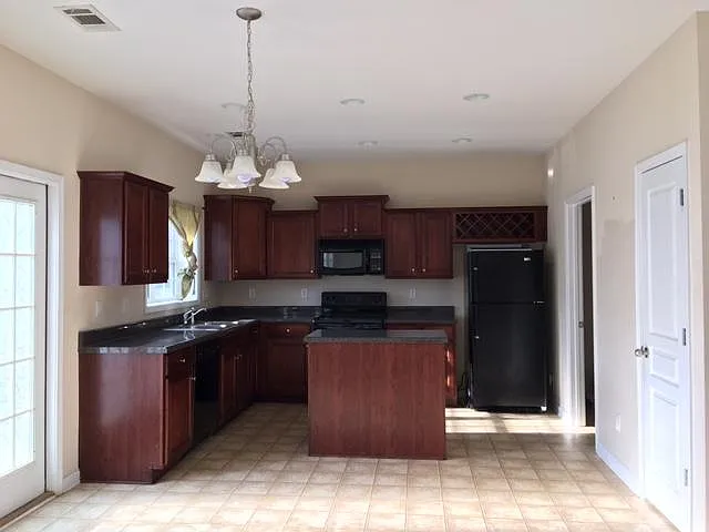 5 bed, 2.5 bath, 3411 sqft, $2,900 — Photo 2
