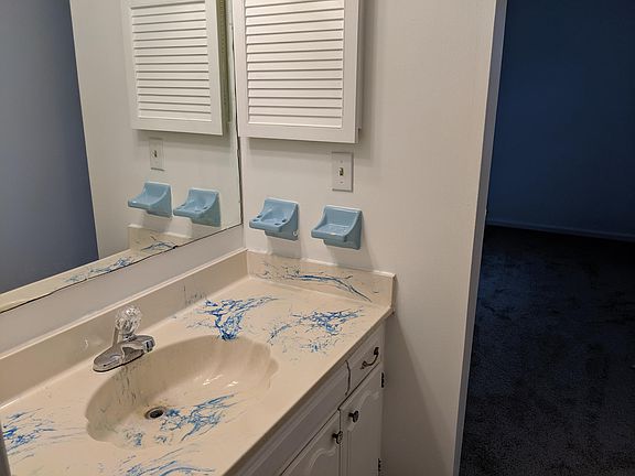 4th image of 6095 Honeygate Dr