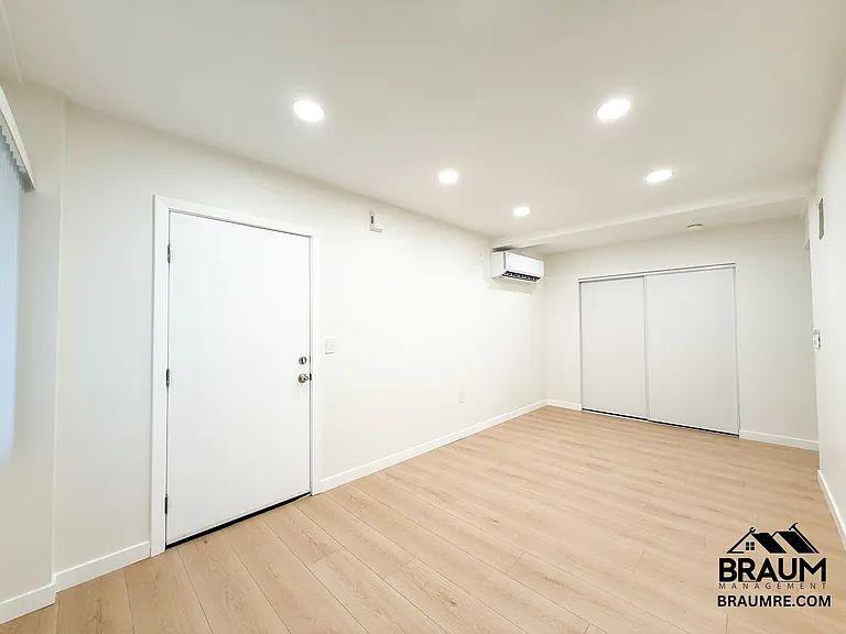 15634 Leadwell St — Photo 3