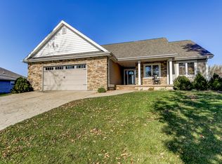 20042 Country Hills Ave, Greenview, IL 62642