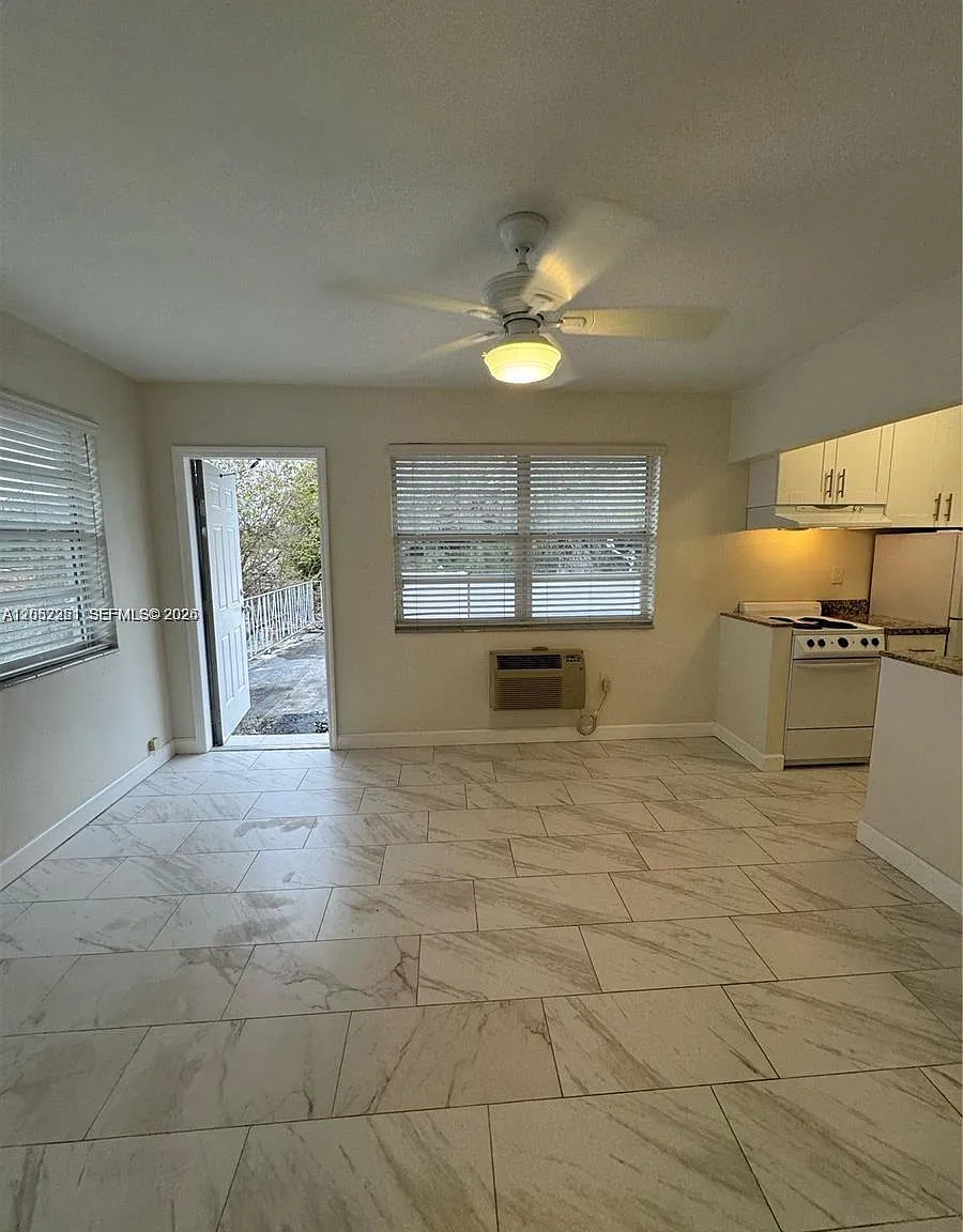 Biscayne Court — Photo 3