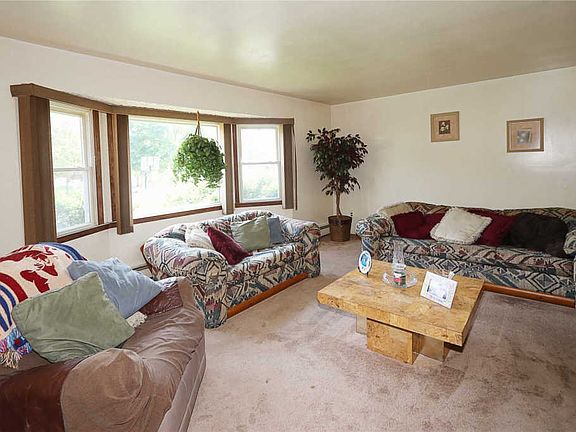 3rd image of 8 Bell Ct