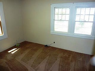 3rd image of 325 Daisy Ave