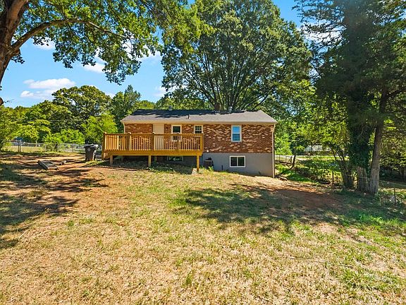 3rd image of 1107 Dandridge Dr