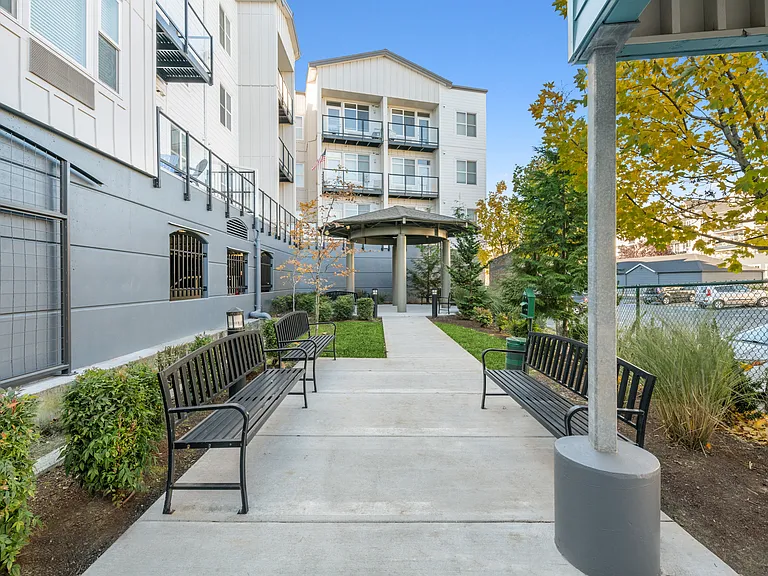 Maddox Apartments — Photo 16