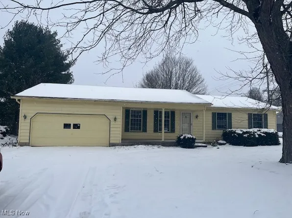 1101 Lantern Ln, Niles, OH 44446