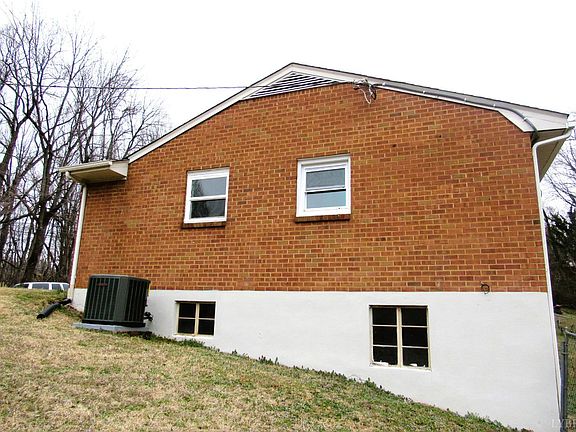 3rd image of 207 Martins Ln