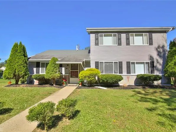 9111 Eagle Dr, Breinigsville, PA 18031