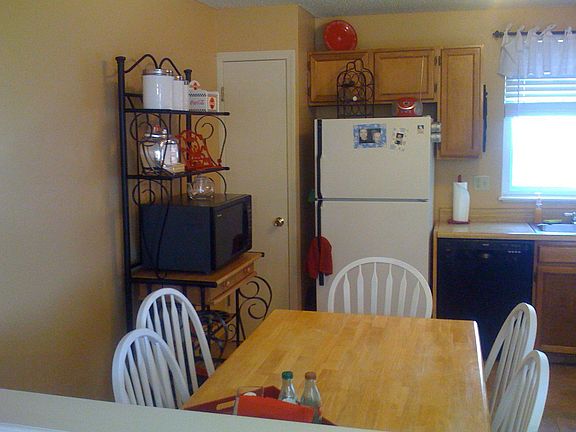 Fun, Eat-in Kitchen!