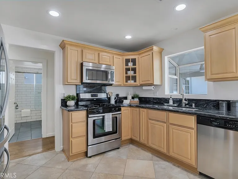 22529 Clarendon St — Photo 16
