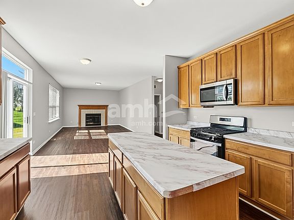 4th image of 1575 Arlington St