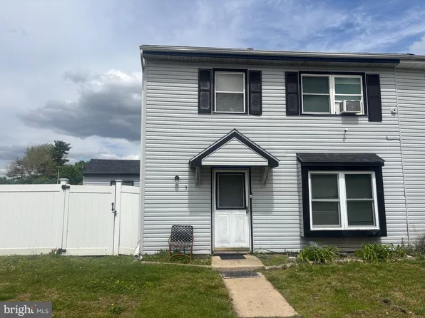 5 Locust Ct, Sicklerville, NJ 08081