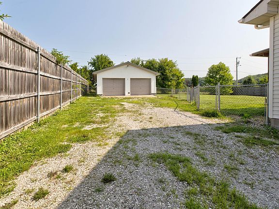 3rd image of 206 Brook Dr