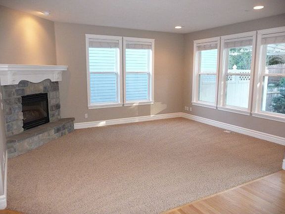 Family Room 17'x13' w/gas fireplace
