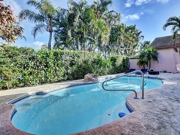 2nd image of 10346 Lexington Cir S