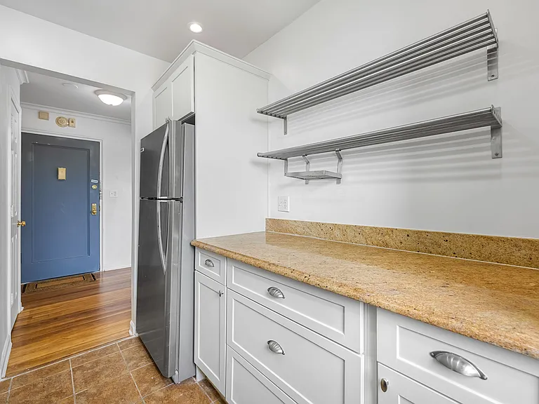 2335 Hudson Ter #D6 — Photo 4