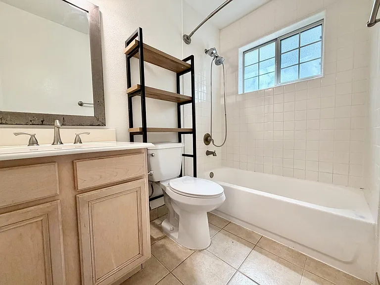 2126 Banks St #2 — Photo 24