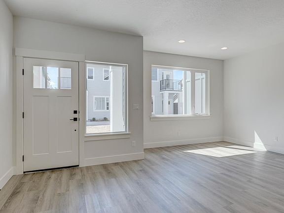 4th image of 484 E Heron Park St