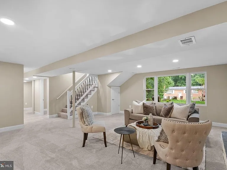 11 Arthur Dr W — Photo 2