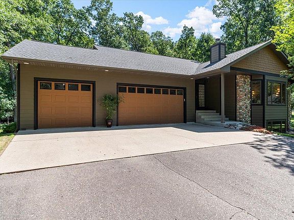 3rd image of 11808 Maplewood Dr