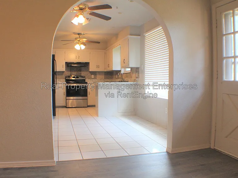 10904 N Florida Ave — Photo 6