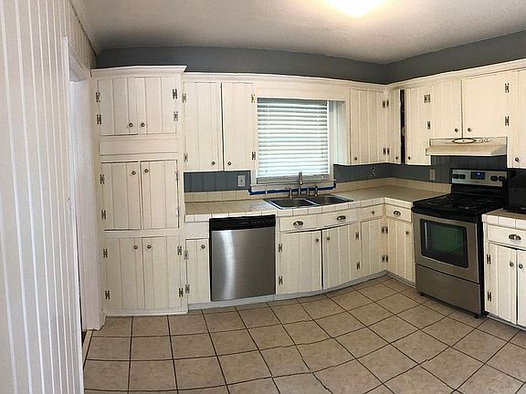 3rd image of 304 Shamrock Dr