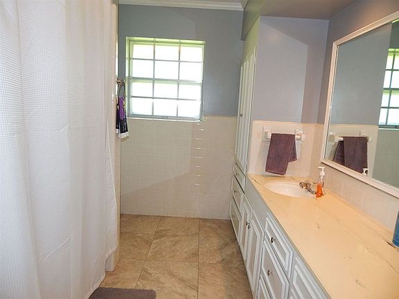 5th image of 300 Bayou Dr