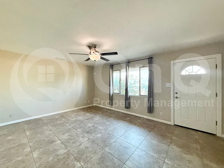 445 E Beatryce St — Photo 6