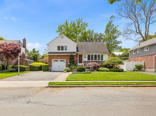 35 Marilyn Blvd, Plainview, NY 11803