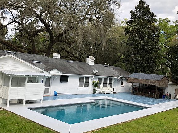 saltwater pool-cabana bath