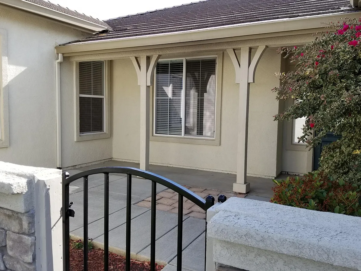 Front courtyard - 245 Magnolia Dr