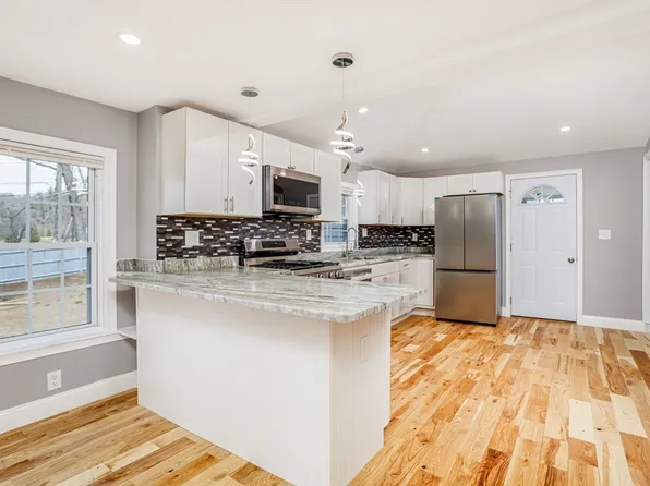 104 Youngs Rd, Lunenburg, MA 01462