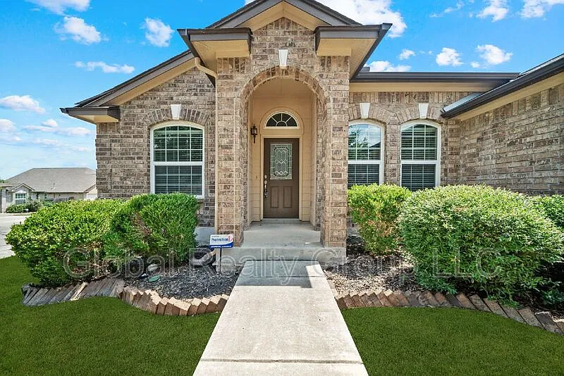 4 bed, 2.0 bath, 2469 sqft, $2,050 — Photo 2